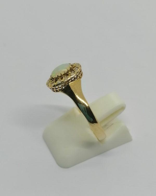 Bague en or rosé, entourage de roses de diamant et cabochon d'opale, vers 1880-1900. – Image 3