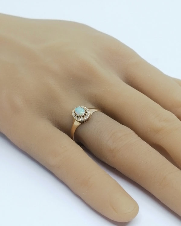 Bague en or rosé, entourage de roses de diamant et cabochon d'opale, vers 1880-1900. – Image 6