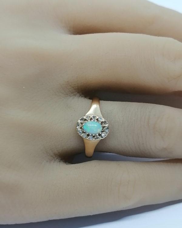 Bague en or rosé, entourage de roses de diamant et cabochon d'opale, vers 1880-1900. – Image 7
