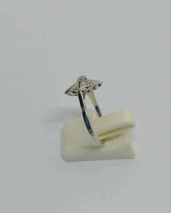 Bague en or gris, de forme hexagonale, et sertie de diamants, Art Déco vers 1930. – Image 2