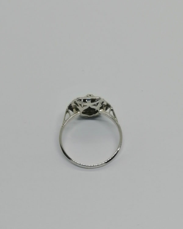 Bague en or gris, de forme hexagonale, et sertie de diamants, Art Déco vers 1930. – Image 3