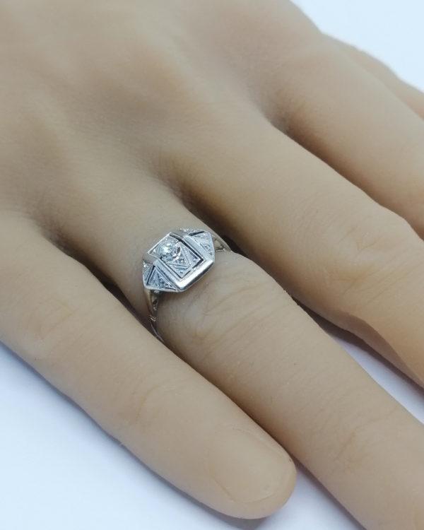 Bague en or gris, de forme hexagonale, et sertie de diamants, Art Déco vers 1930. – Image 4
