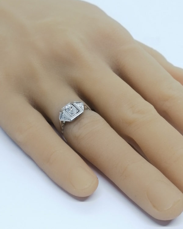 Bague en or gris, de forme hexagonale, et sertie de diamants, Art Déco vers 1930. – Image 5