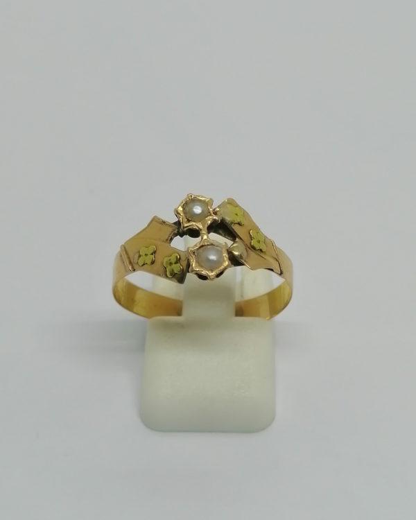 Bague en or rosé et vert, sertie de deux demi-perles fines, vers 1880.