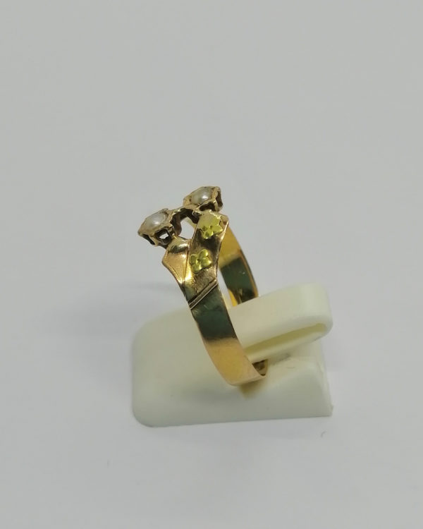 Bague en or rosé et vert, sertie de deux demi-perles fines, vers 1880. – Image 2