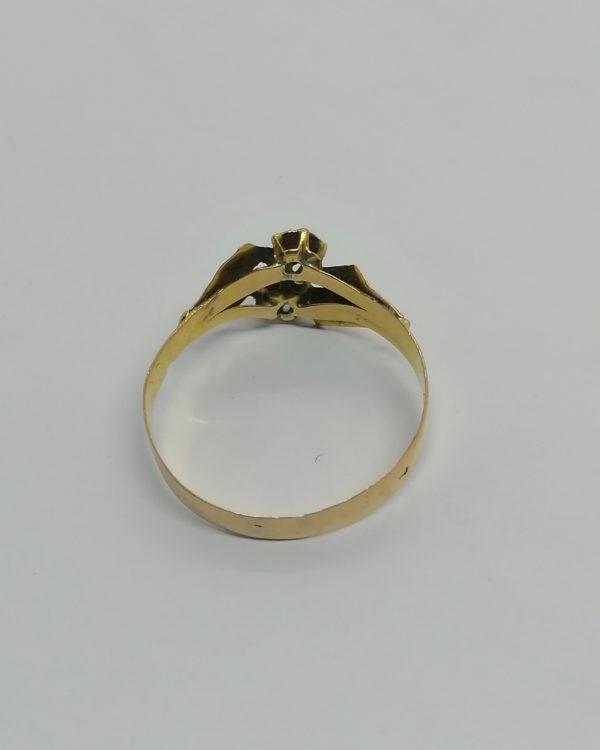 Bague en or rosé et vert, sertie de deux demi-perles fines, vers 1880. – Image 3