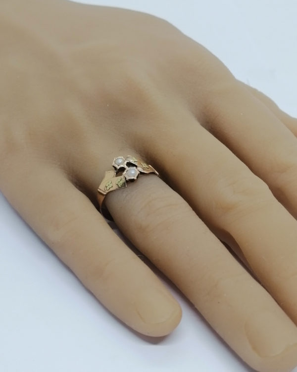 Bague en or rosé et vert, sertie de deux demi-perles fines, vers 1880. – Image 5