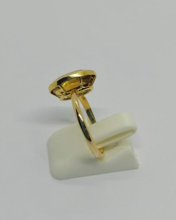 Bague en or jaune, corbeille ajourée et citrine ambrée, vers 1950-60. – Image 2