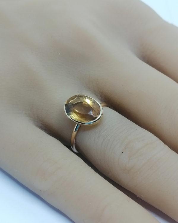 Bague en or jaune, corbeille ajourée et citrine ambrée, vers 1950-60. – Image 4