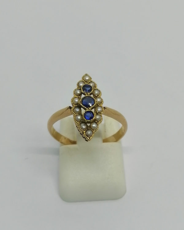 Bague en or rosé, petite marquise saphir doublet et demi-perles fines, 1900.