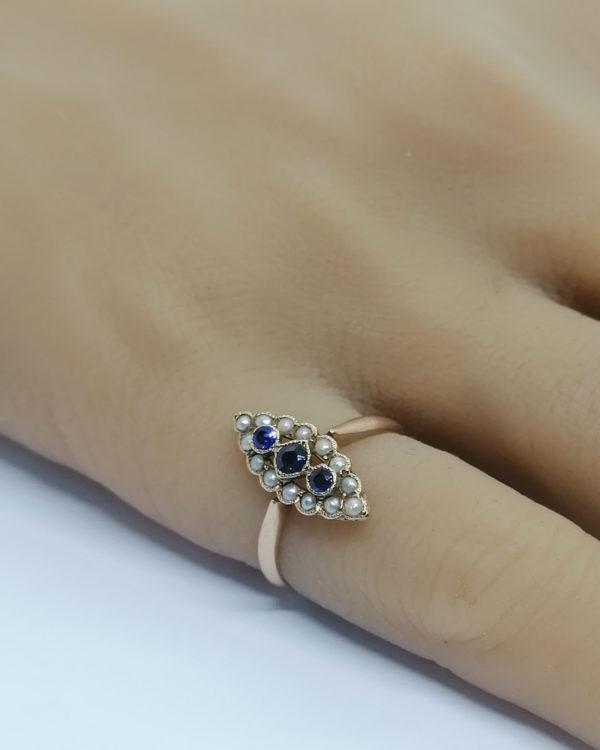 Bague en or rosé, petite marquise saphir doublet et demi-perles fines, 1900. – Image 4
