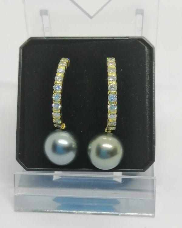 Boucles d'oreilles en or sertie de diamants et perle de Tahiti, création originale.