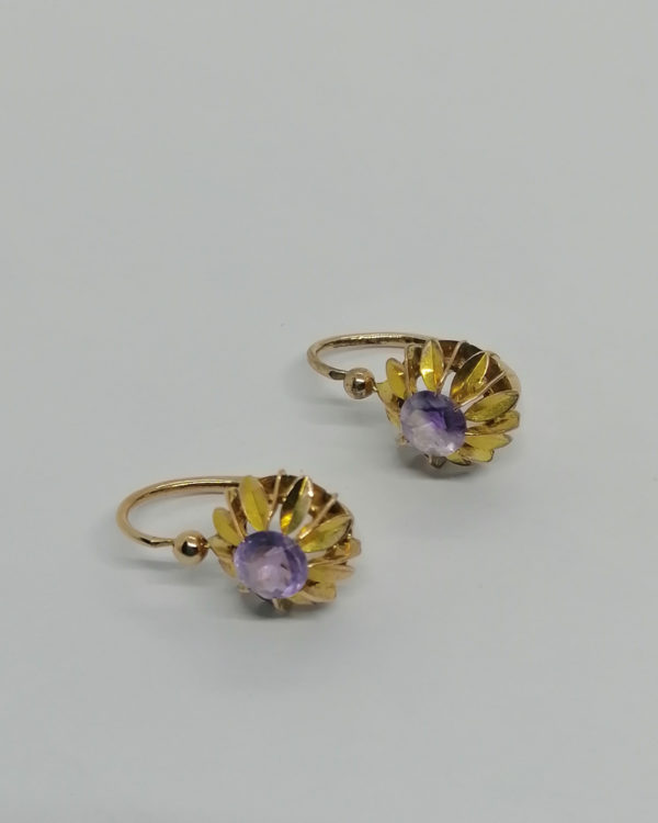 Boucles d'oreilles or rosé, dormeuses avec améthystes, vers 1900-20.
