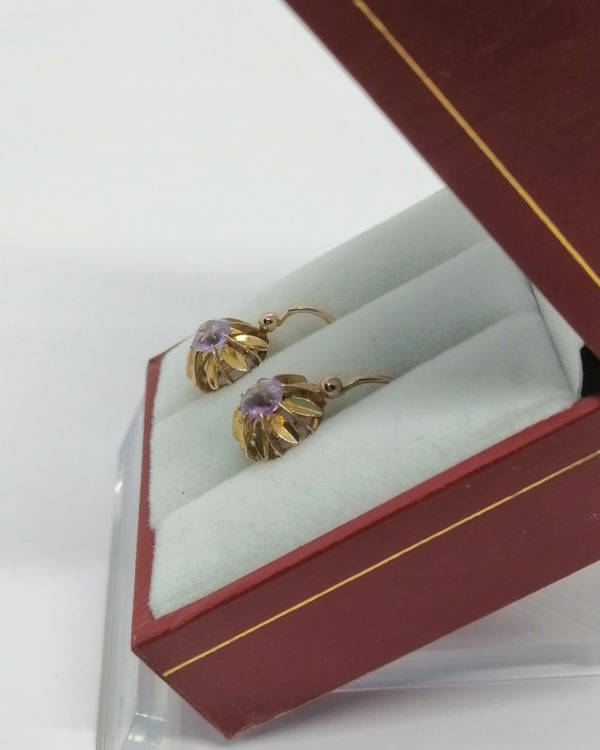 Boucles d'oreilles or rosé, dormeuses avec améthystes, vers 1900-20. – Image 3
