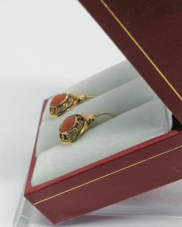 Paire de boucles d'oreilles, or, et cabochon de corail, vers 1870-80. – Image 3