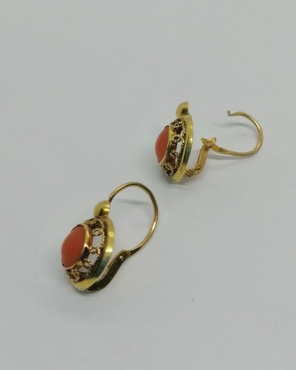 Paire de boucles d'oreilles, or, et cabochon de corail, vers 1870-80. – Image 4