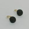 Paire de boucles d'oreilles, or et cabochon de Jais ouvragé, vers 1900-20.