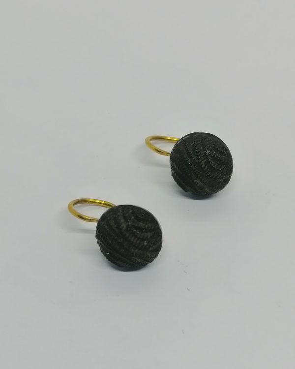 Paire de boucles d'oreilles, or et cabochon de Jais ouvragé, vers 1900-20.