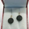 Paire de boucles d'oreilles, or et cabochon de Jais ouvragé, vers 1900-20. – Image 2