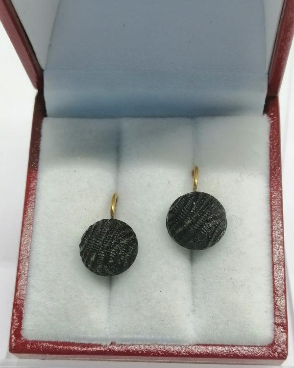 Paire de boucles d'oreilles, or et cabochon de Jais ouvragé, vers 1900-20. – Image 2