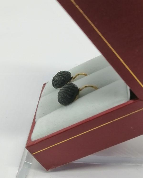 Paire de boucles d'oreilles, or et cabochon de Jais ouvragé, vers 1900-20. – Image 3