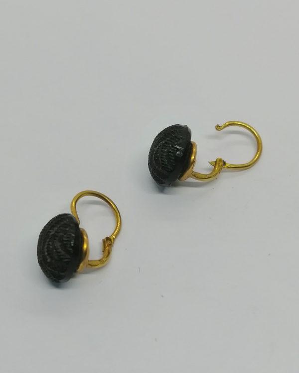 Paire de boucles d'oreilles, or et cabochon de Jais ouvragé, vers 1900-20. – Image 4