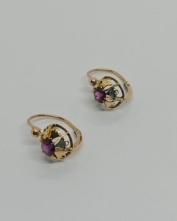 Paire de boucles d'oreilles en or rosé, avec sertie griffes de grenats facettés, vers 1900.