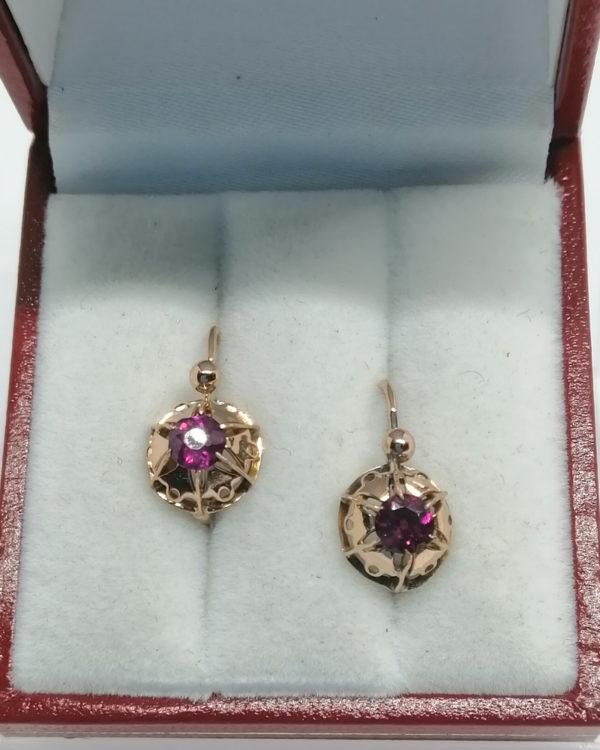 Paire de boucles d'oreilles en or rosé, avec sertie griffes de grenats facettés, vers 1900. – Image 2