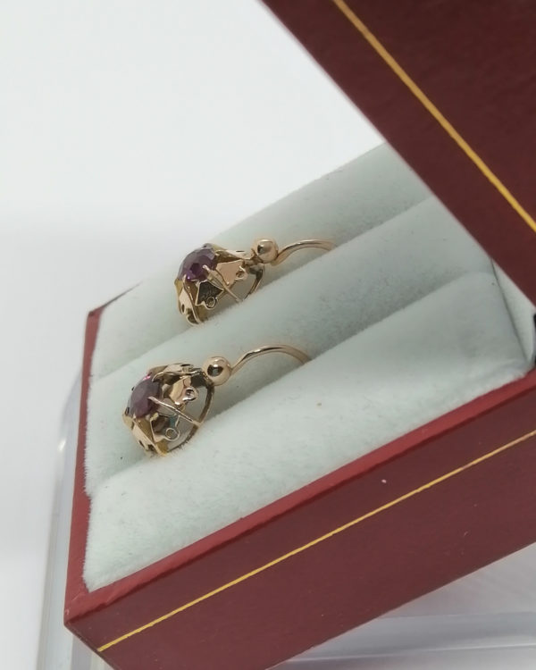Paire de boucles d'oreilles en or rosé, avec sertie griffes de grenats facettés, vers 1900. – Image 3