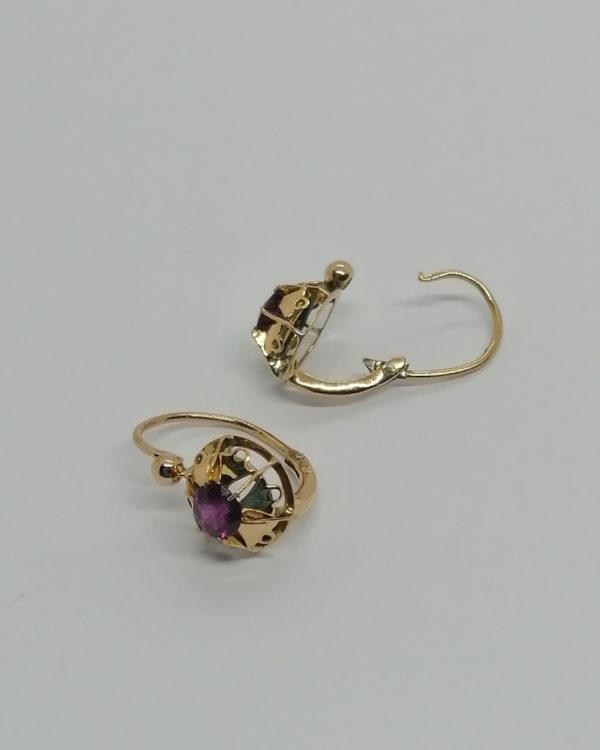 Paire de boucles d'oreilles en or rosé, avec sertie griffes de grenats facettés, vers 1900. – Image 4