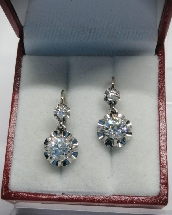 Boucles d'oreilles, or gris et platine, dormeuses avec diamants importants, 1920-25.