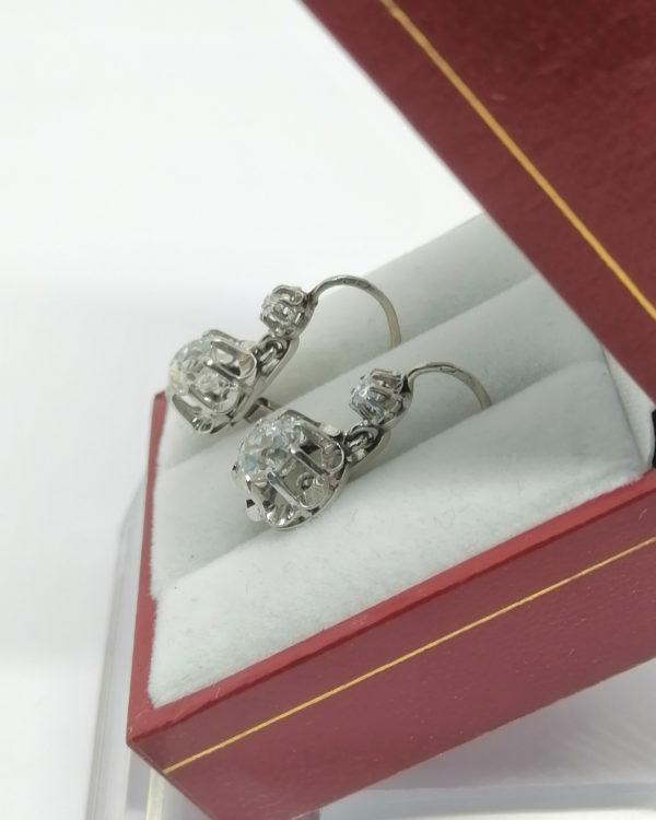 Boucles d'oreilles, or gris et platine, dormeuses avec diamants importants, 1920-25. – Image 2
