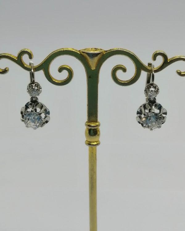 Boucles d'oreilles, or gris et platine, dormeuses avec diamants importants, 1920-25. – Image 3