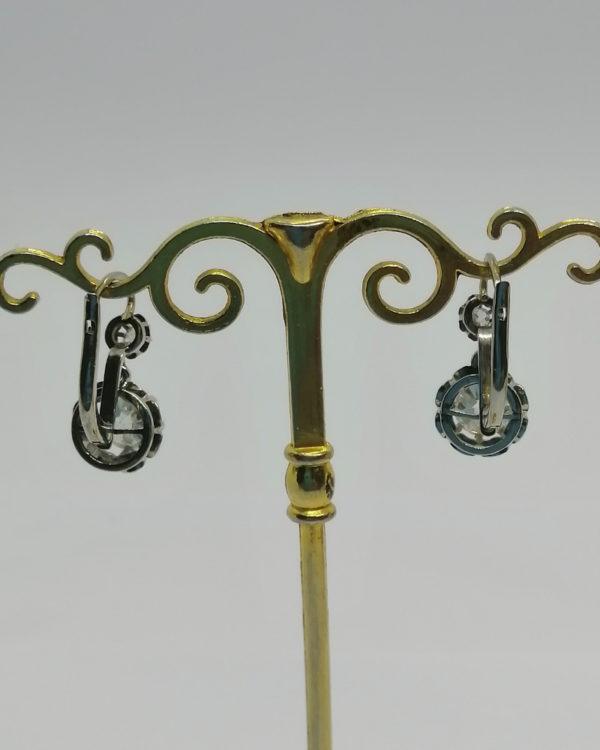 Boucles d'oreilles, or gris et platine, dormeuses avec diamants importants, 1920-25. – Image 5