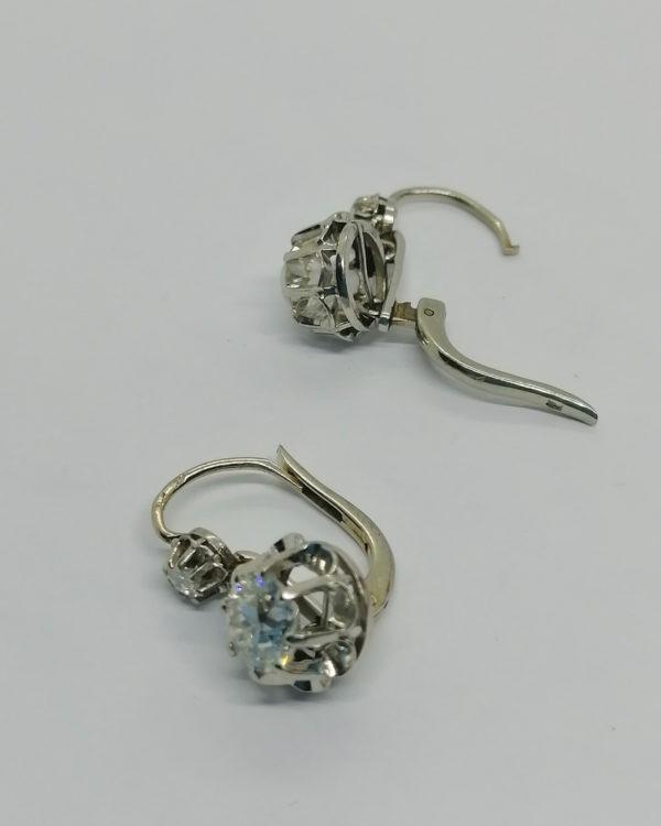 Boucles d'oreilles, or gris et platine, dormeuses avec diamants importants, 1920-25. – Image 6