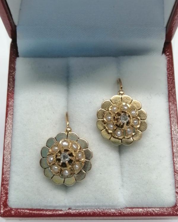 Boucles d'oreilles, en or rosé, avec demi-perles fines et rose de diamant, 1870-80. – Image 2