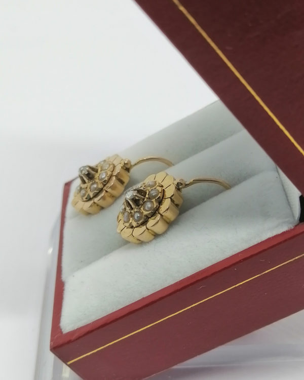 Boucles d'oreilles, en or rosé, avec demi-perles fines et rose de diamant, 1870-80. – Image 3