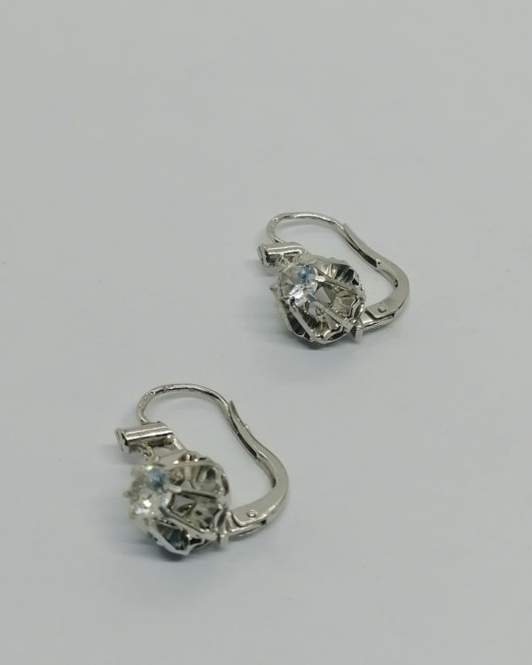 Boucles d'oreilles en or gris, et sertie griffes de saphir blanc, vers 1930-40.
