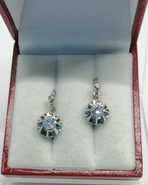 Boucles d'oreilles en or gris, et sertie griffes de saphir blanc, vers 1930-40. – Image 2