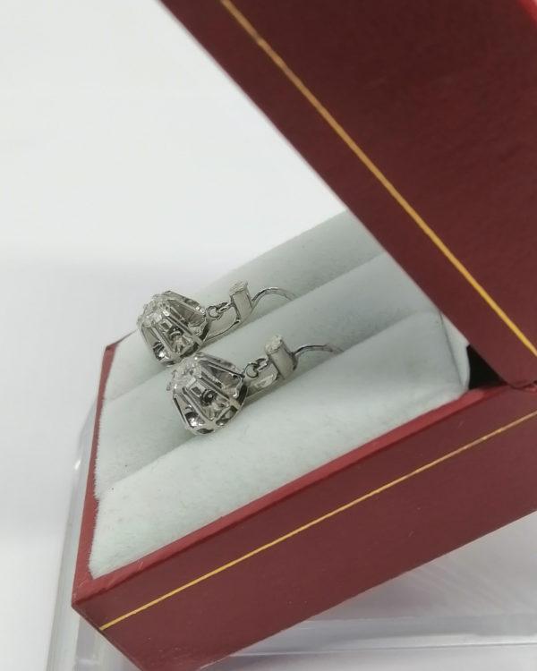 Boucles d'oreilles en or gris, et sertie griffes de saphir blanc, vers 1930-40. – Image 3
