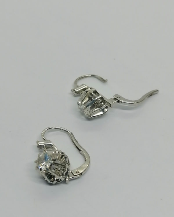 Boucles d'oreilles en or gris, et sertie griffes de saphir blanc, vers 1930-40. – Image 4