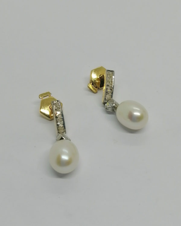 Boucles d'oreilles en or, sertie de diamants et perles en pampille, vers 1925-35.
