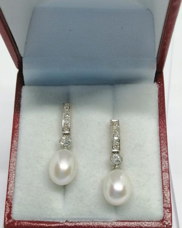 Boucles d'oreilles en or, sertie de diamants et perles en pampille, vers 1925-35. – Image 2