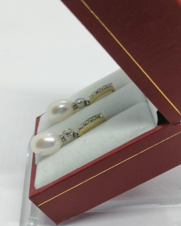 Boucles d'oreilles en or, sertie de diamants et perles en pampille, vers 1925-35. – Image 3