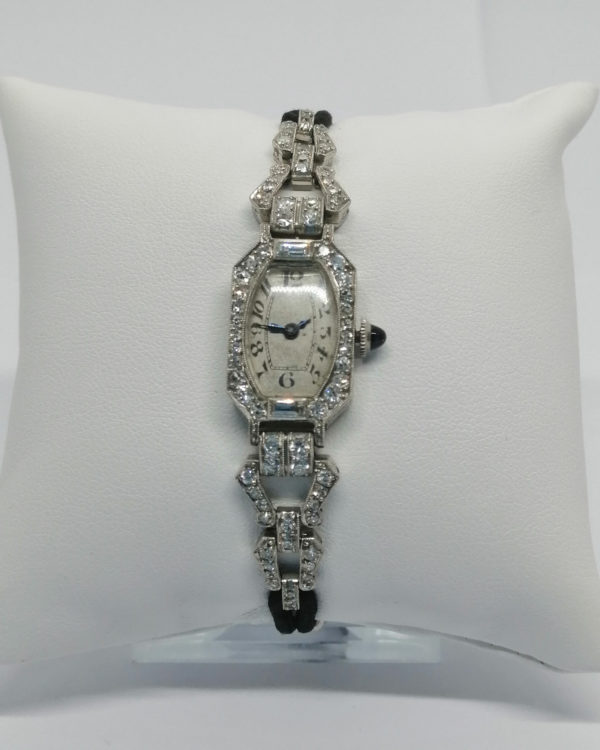 Bracelet, montre en platine, pavage de diamants, Art Déco vers 1925-30.