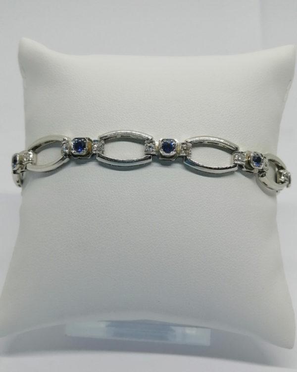 Bracelet en or gris, avec sertie de saphirs et diamants, maille Art Déco, vers 1925-30.