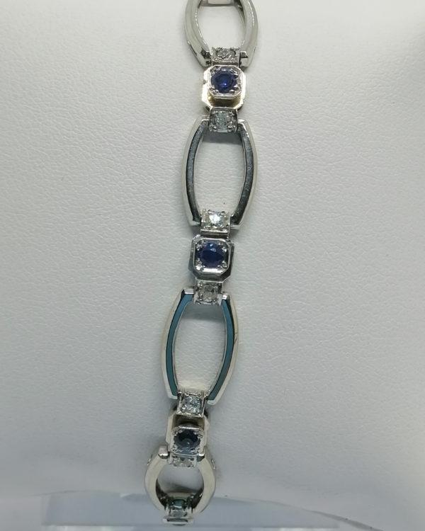 Bracelet en or gris, avec sertie de saphirs et diamants, maille Art Déco, vers 1925-30. – Image 2