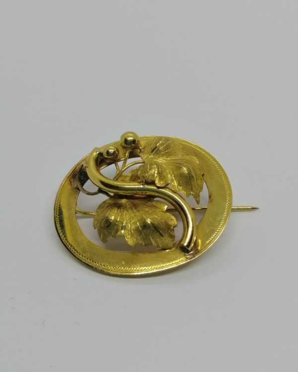 Broche or jaune, motif de marrons en relief et feuillage façon brossé, Art Nouveau, ver 1900.