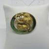 Broche or jaune, motif de marrons en relief et feuillage façon brossé, Art Nouveau, ver 1900. – Image 2