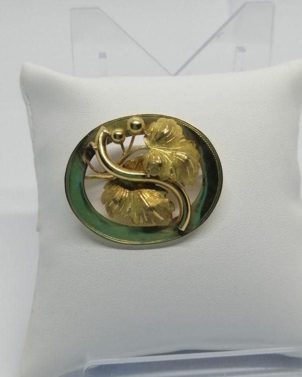 Broche or jaune, motif de marrons en relief et feuillage façon brossé, Art Nouveau, ver 1900. – Image 2